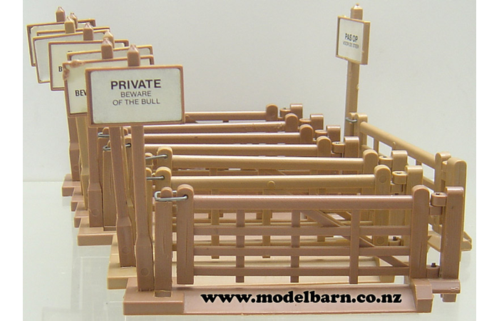 1/32 Farm Gate & Sign (x 8, unboxed) Britains