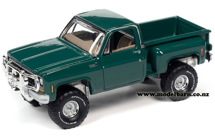 1/64 Chev Custom Deluxe Stepside Pick-Up (1980, green)