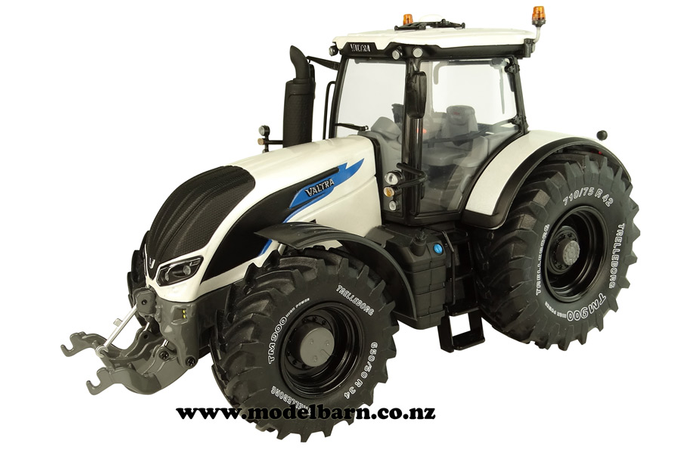 1/32 Valtra S394 Smart Touch (white) "Finland Edition"