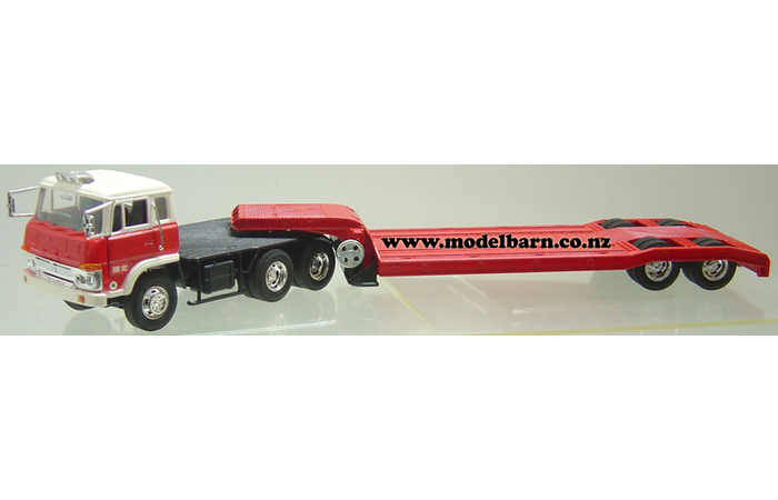 1/35 Mitsubishi Fuso with Low Loader Trailer